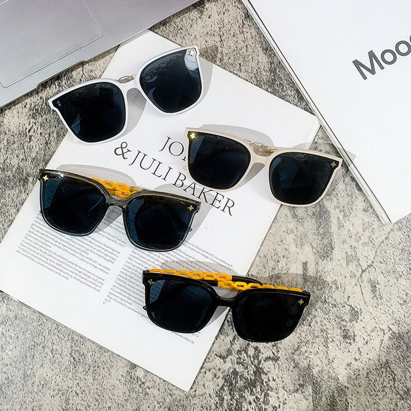 Dame ekstrastor solbrille med modig kjedeinnramming Skanto