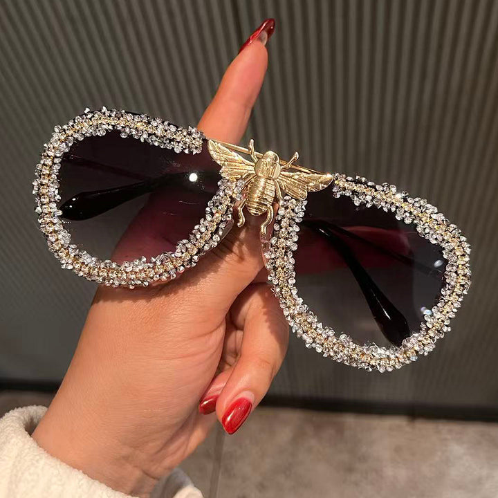 Dame Glamorøs Statement-solbrille med unikt insektdesign Skanto