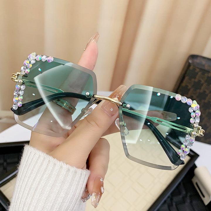 Dame solbrille med ekstravagant strassramme Skanto
