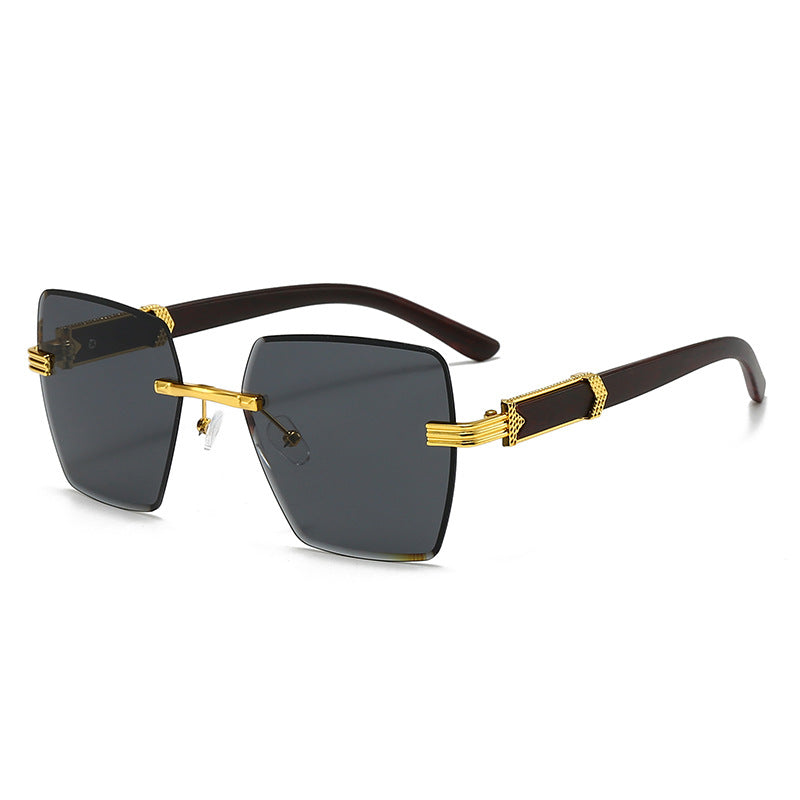 Dame ekstravagant firkantet solbrille med gullfargede detaljer Skanto