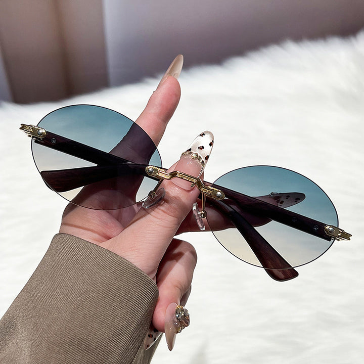 Dame moteriktig og elegant solbrille med ovalt design Skanto