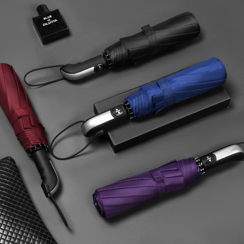 Kvinnelig sammenleggbar paraply med ergonomisk og elegant håndtak Skanto