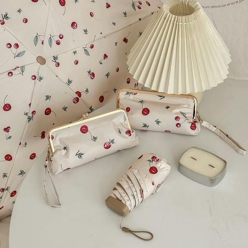 Damer elegant foldeparaply med blomsterdesign og praktisk etui Skanto