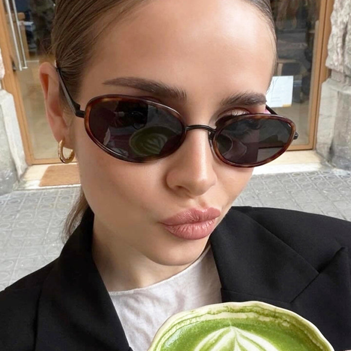 Dame elegant rund solbrille med moderne metallramme Skanto