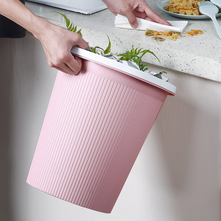 Kvinnelig elegant og praktisk søppelbøtte med ribbet overflate Skanto