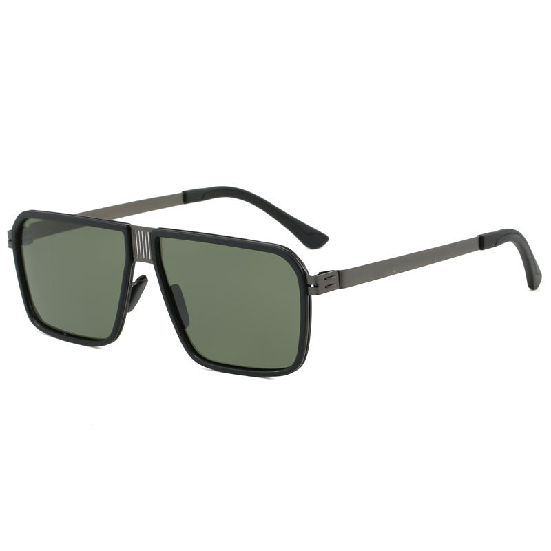 Dame moteriktig solbrille i moderne, firkantet design Skanto