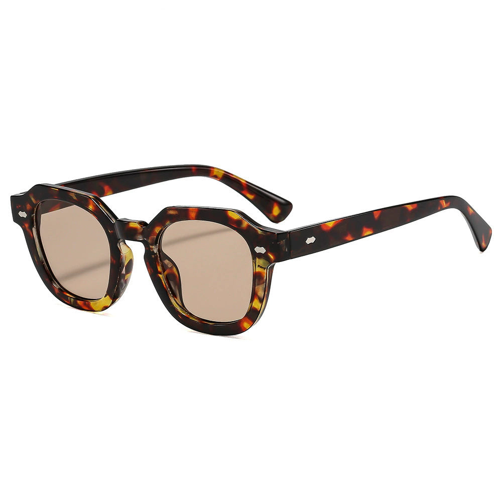 Dame solbrille i moderne design med polariserte linser Skanto