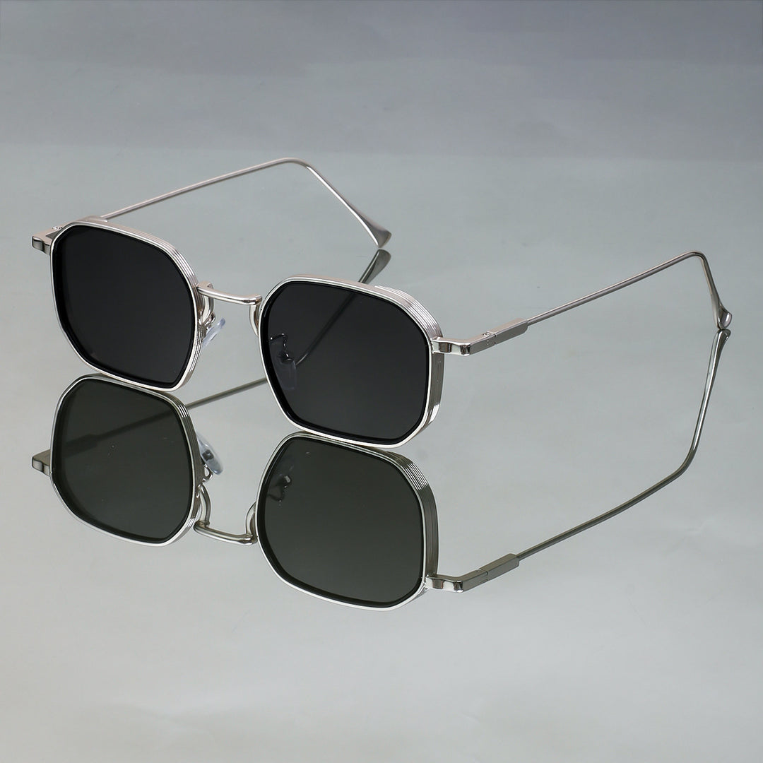 Dame moteriktig solbrille med stilfull, firkantet ramme og UV-beskyttelse Skanto