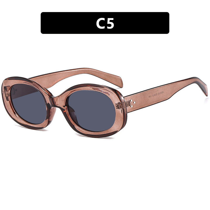 Dame moteriktig solbrille i elegant ovalt design med robust ramme Skanto
