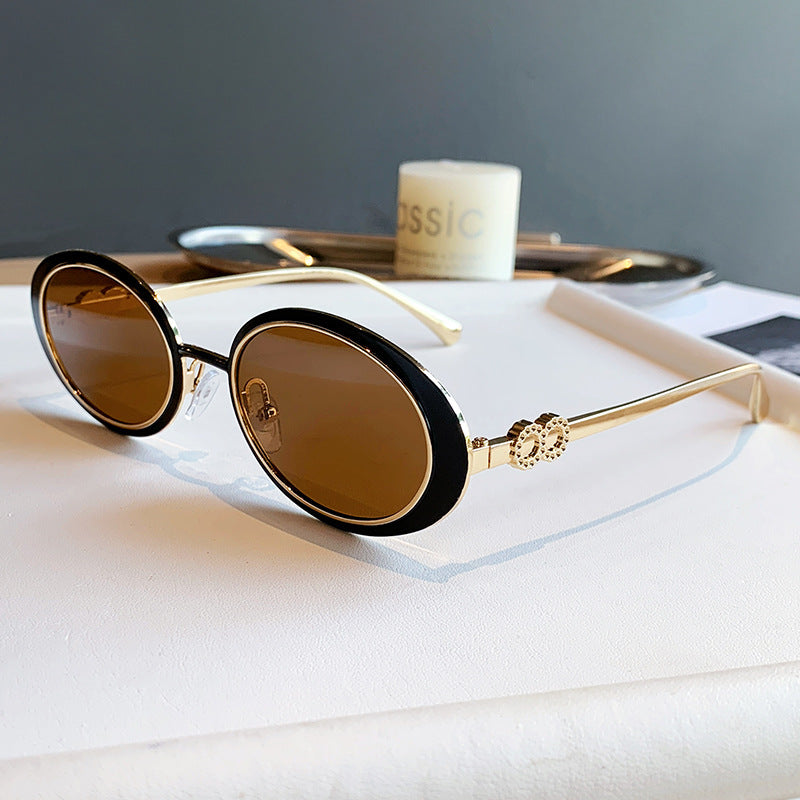 Dame moteriktig solbrille med stilfullt oseanisk design Skanto