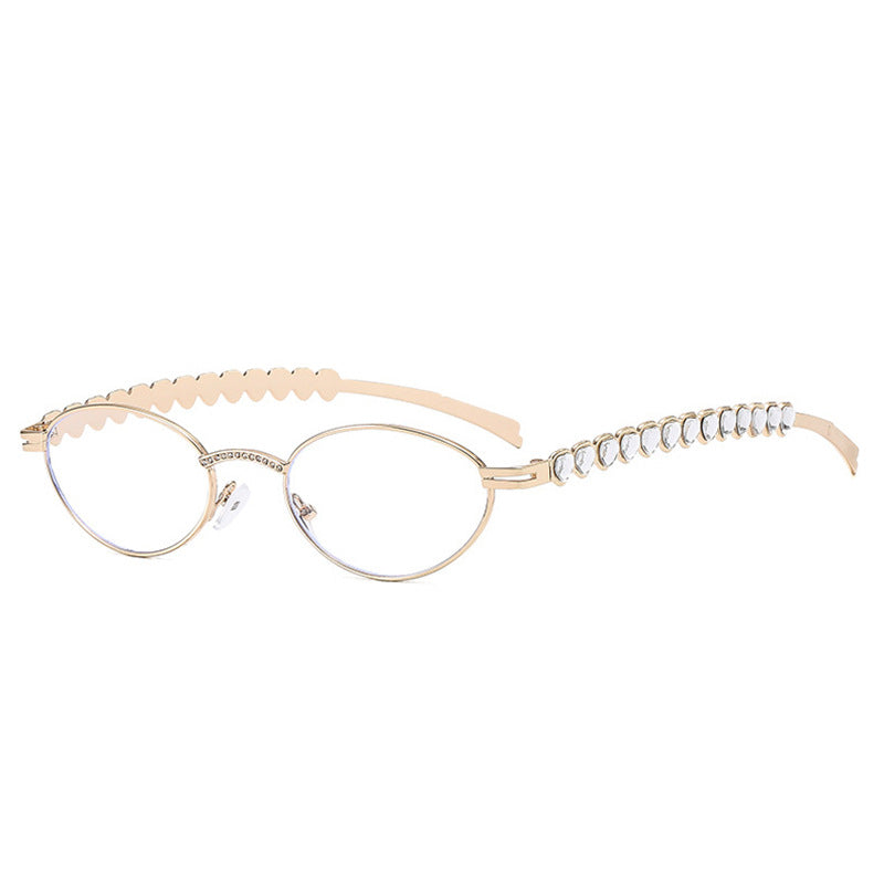 Dame moteriktig solbrille med dekorativ ramme og stilige detaljer Skanto