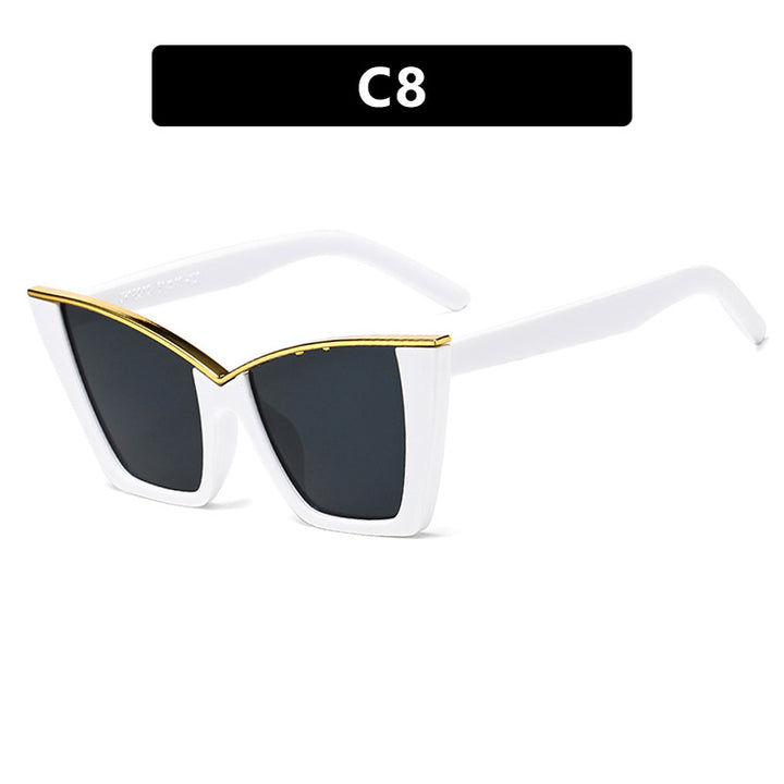 Dame ekstravagant solbrille med unik design og gullige aksenter Skanto
