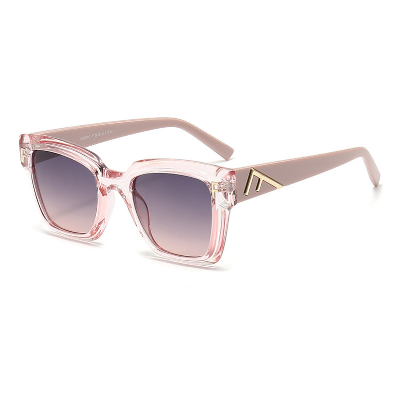Dame moteriktig kvadratisk solbrille med gull detaljer Skanto