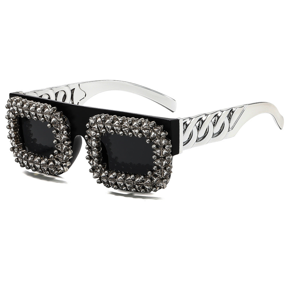 Dame Designer-solbrille med ekstravagante nagledekorasjoner Skanto
