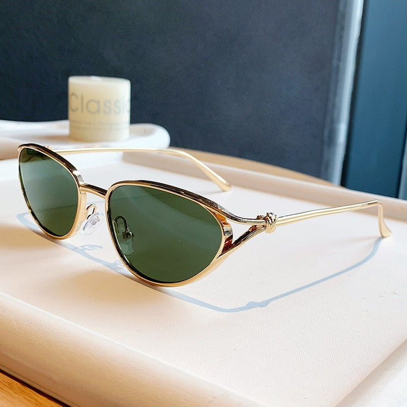Dame Cat-Eye solbriller med elegant gullramme og polarisert glass Skanto