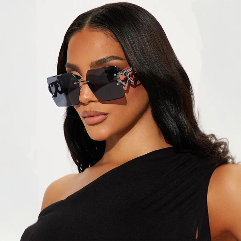 Dame moteriktig solbrille med trendy hjerte-design Skanto