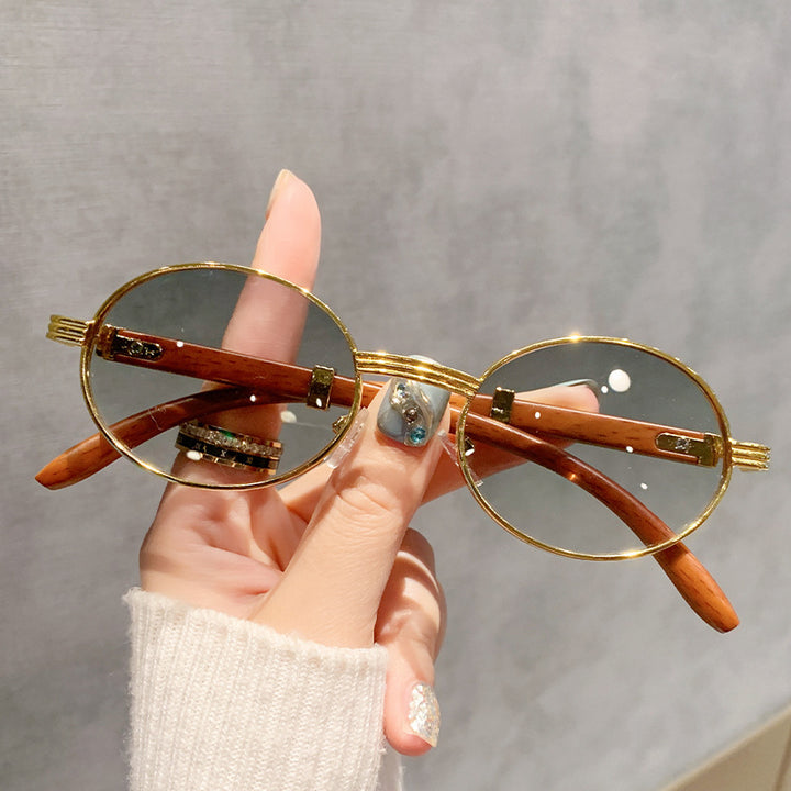 Dame moteriktig solbrille med elegant glans og komfortable stenger Skanto