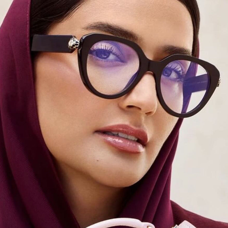 Dame Cat-Eye solbriller med gullige detaljer og beskyttende UV-filter Skanto
