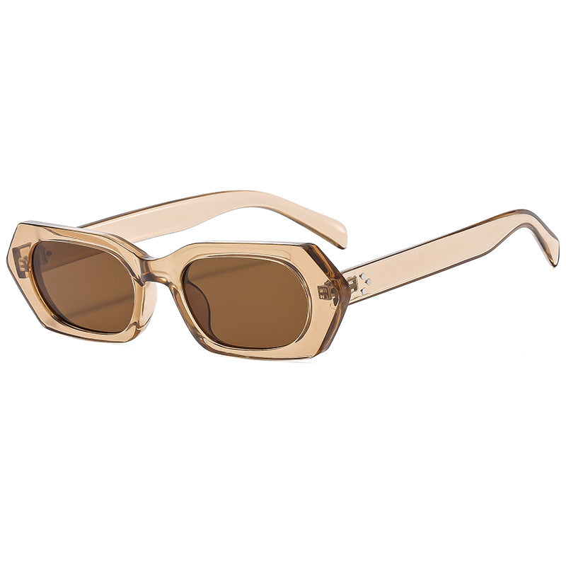 Damer moteriktig solbrille med stilig geometrisk design Skanto