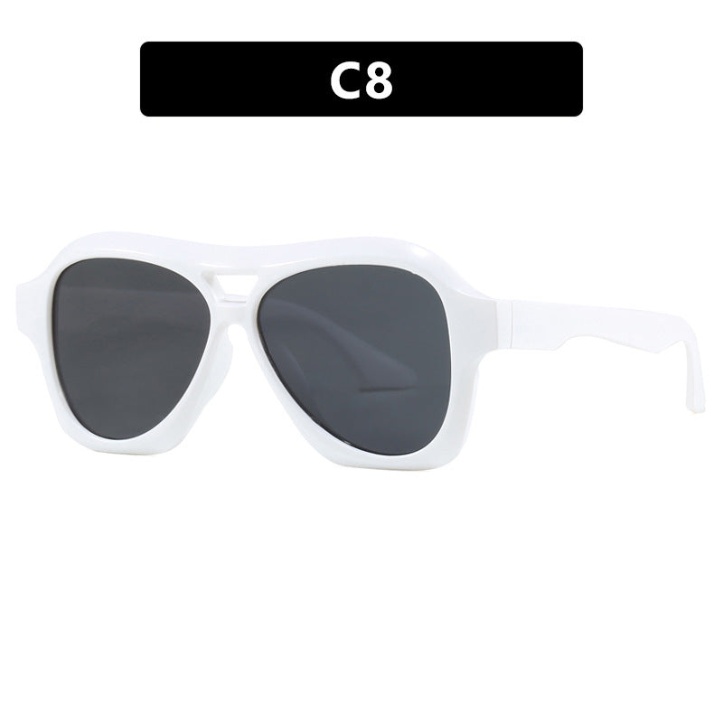 Dame moterik solbrille i innovativ design med bred ramme Skanto