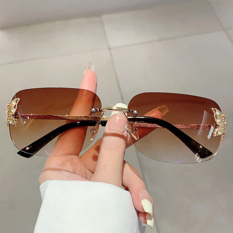 Dame moteriktig solbrille med filigran sommerfugldesign og beskyttende glass Skanto