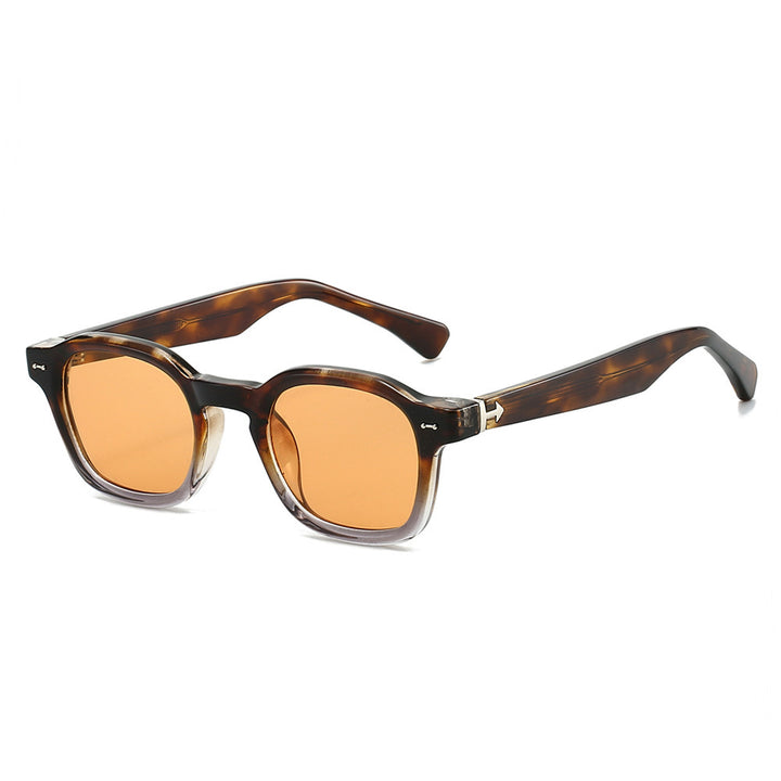 Dame moteriktig solbrille i unikt, kvadratisk design Skanto