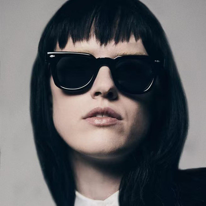Dame modische solbrille i trendy design med elegant ramme Skanto