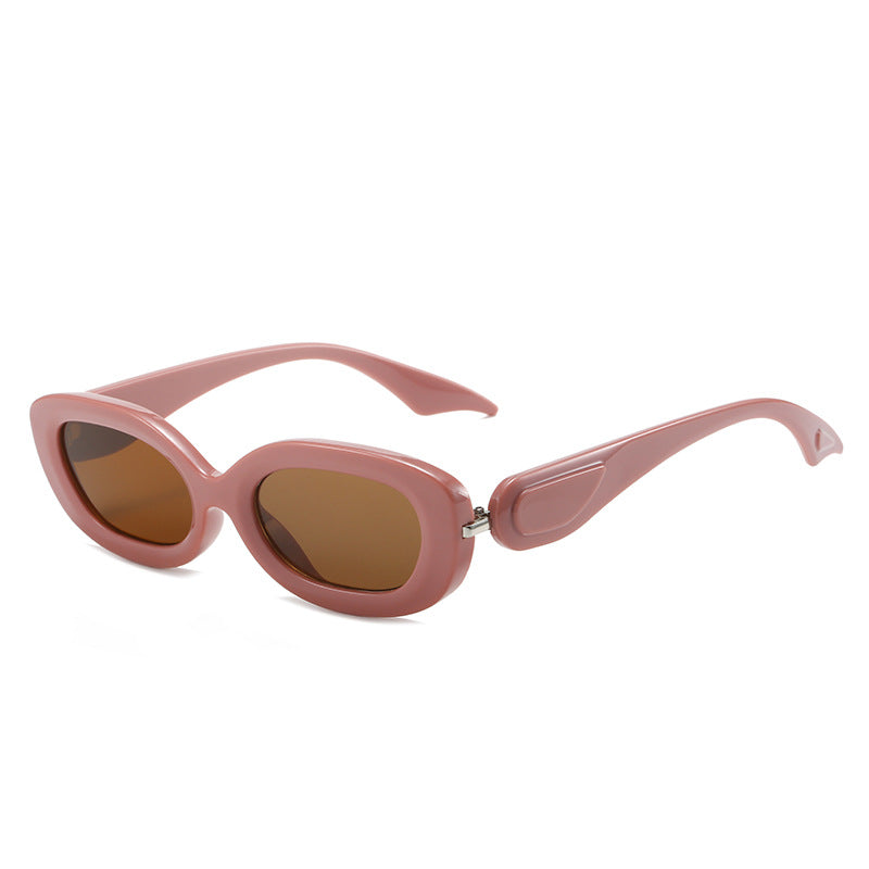 Dame moteriktig solbrille med stilfull, buet ramme Skanto