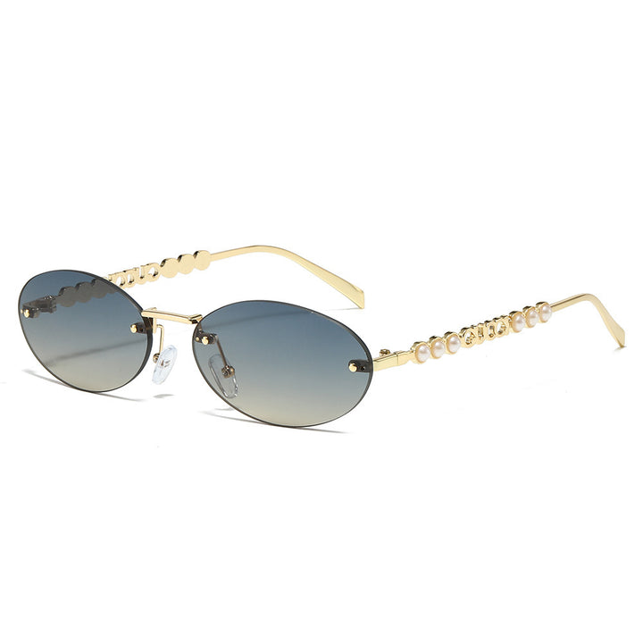 Dame moteriktig solbrille med oval ramme og perledekorert bøyle Skanto