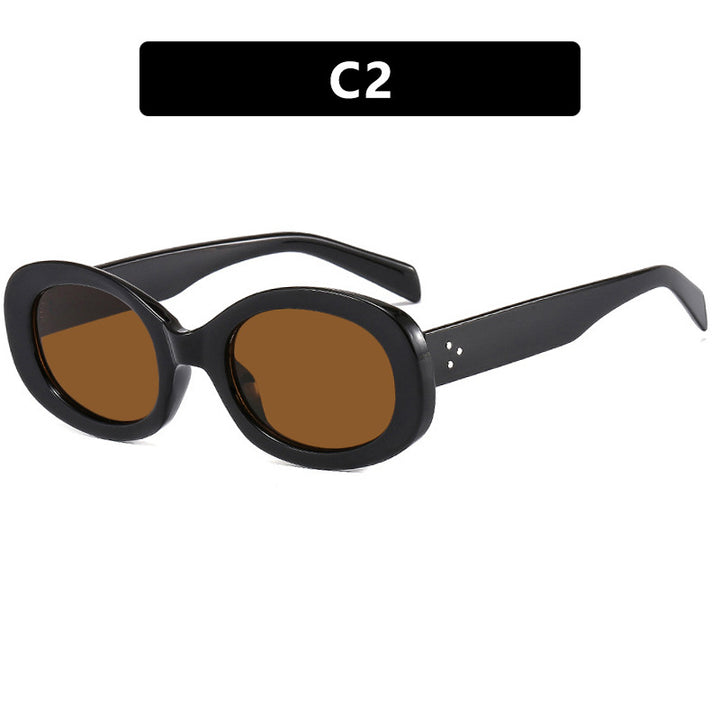 Dame moteriktig solbrille i elegant ovalt design med robust ramme Skanto