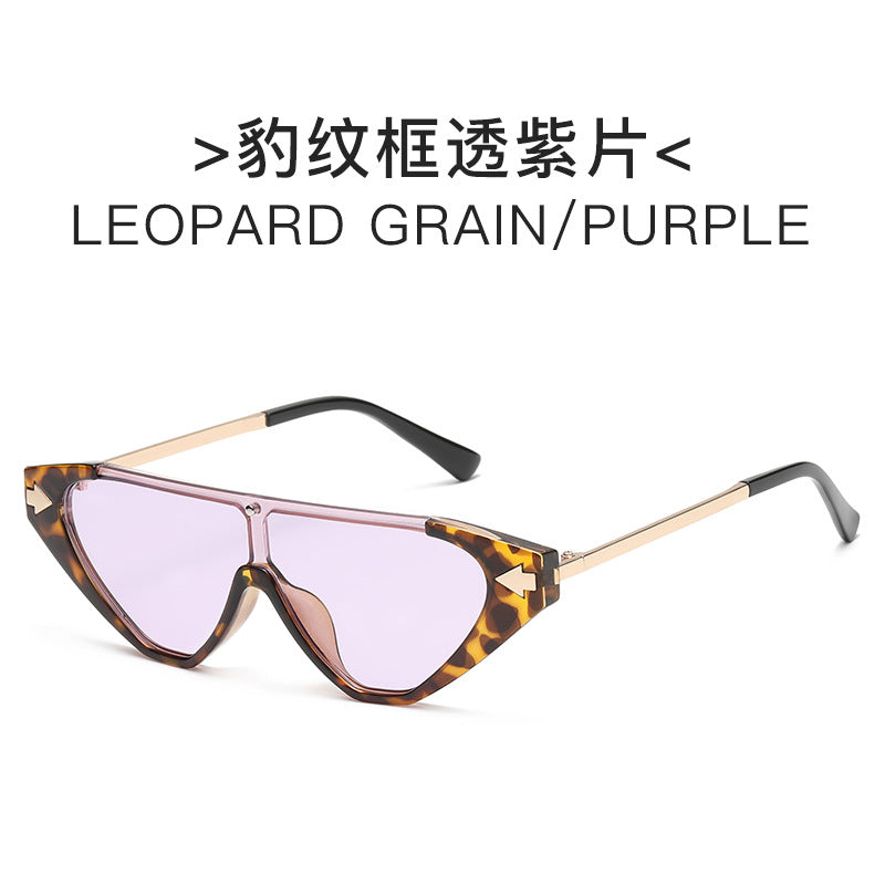 Dame futuristisk solbrille med markant design Skanto