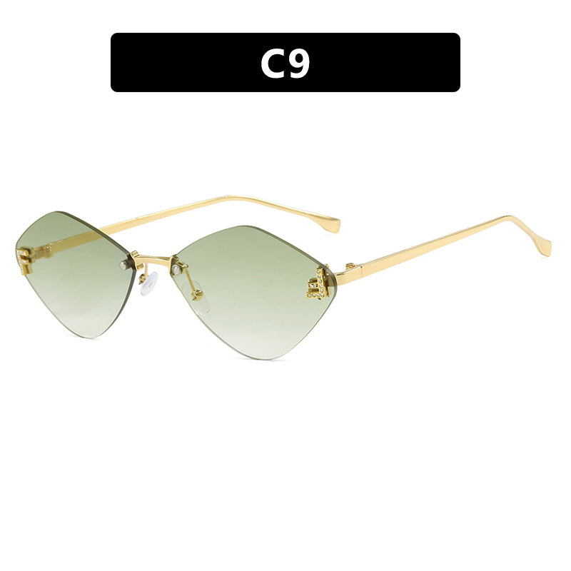 Dame geometrisk solbrille i ekstravagant design med gradiertede glass Skanto