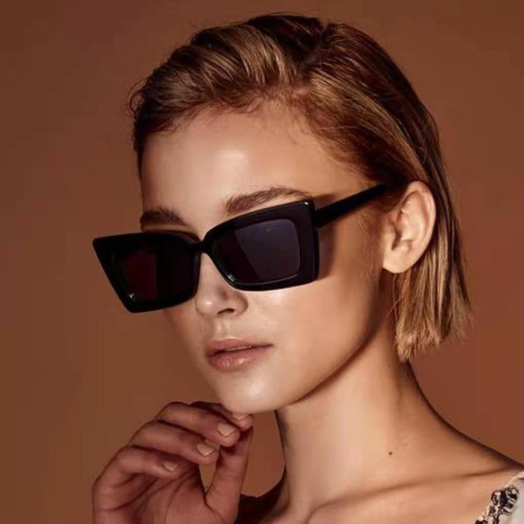Dame moteriktig solbrille med bred ramme og markant design Skanto