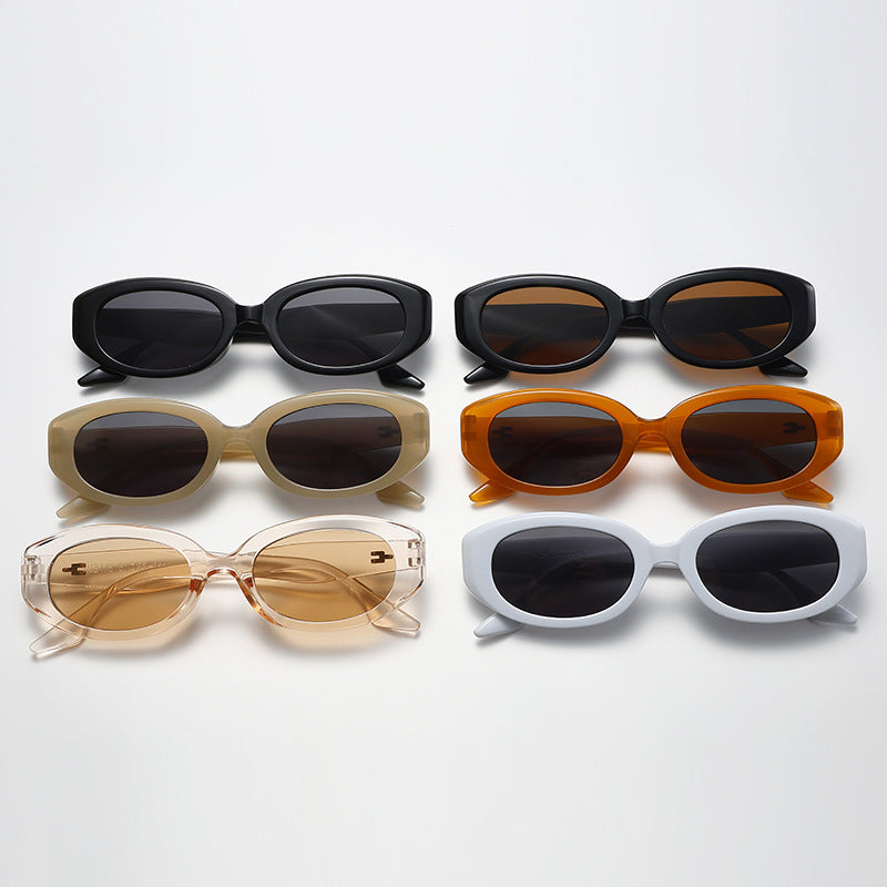 Dame moteriktig solbrille med moderne, oval ramme Skanto