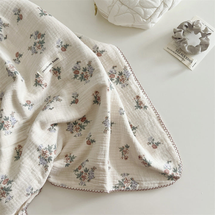 Unisex Musselinteppe med delikat blomsterdesign og elegante volanger Skanto