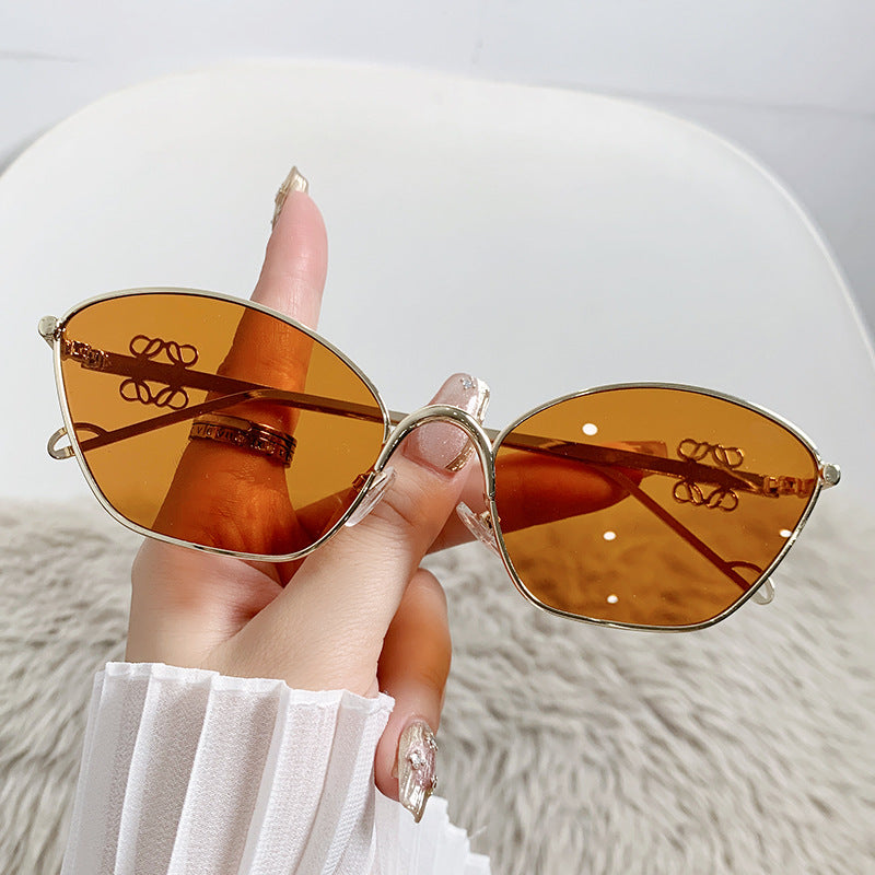Dame moter Cat-Eye solbriller med filigran metallramme Skanto