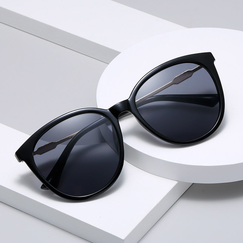 Dame Moderne Cat-Eye Solbriller med speilende glass Skanto