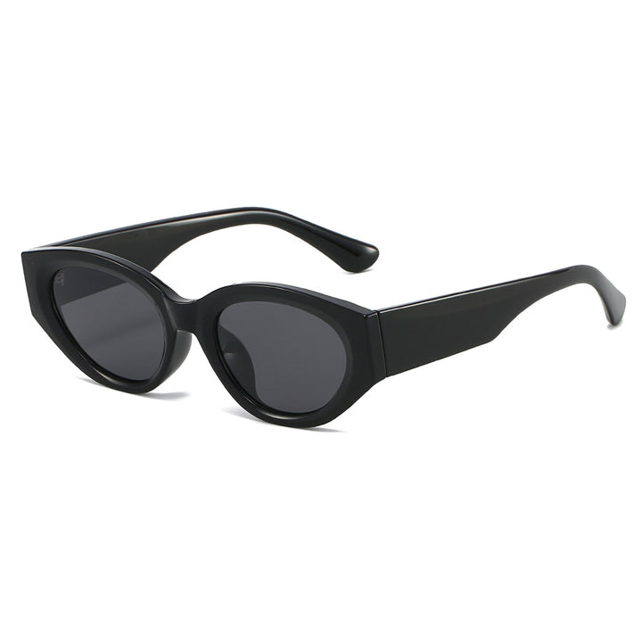 Dame Cat-Eye solbrille med moderne, transparent ramme og UV-beskyttelse Skanto