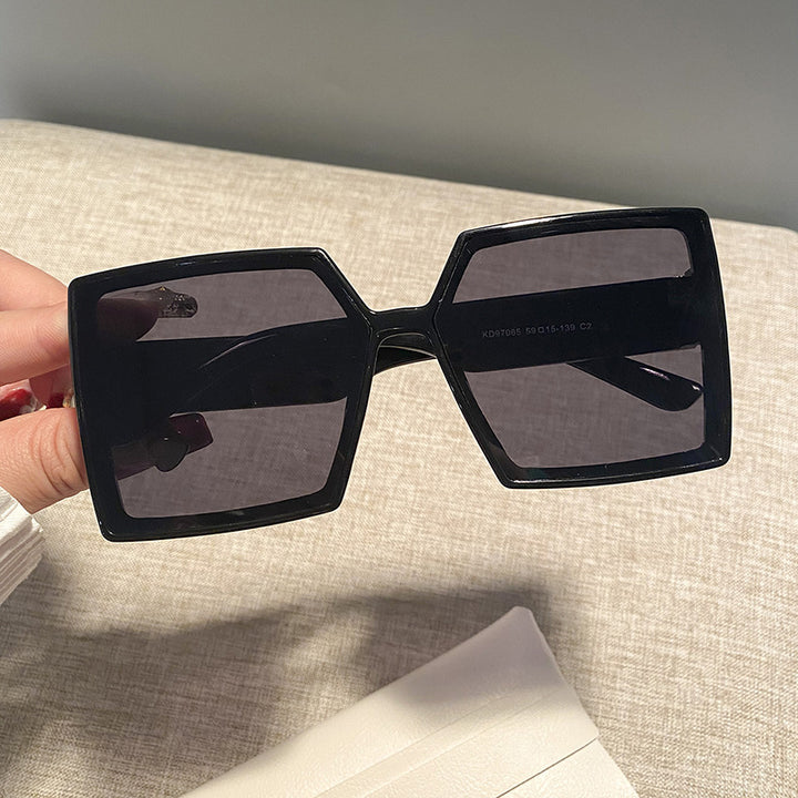 Dame kvadratisk solbrille med robust ramme og stillegant design Skanto