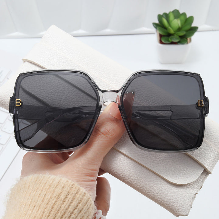 Dame moteriktig oversized solbrille med ekstravagante aksenter Skanto