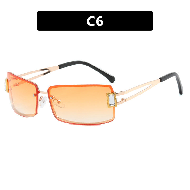 Dame stilig solbrille med elegante trapezformede glass og filigran metallramme Skanto