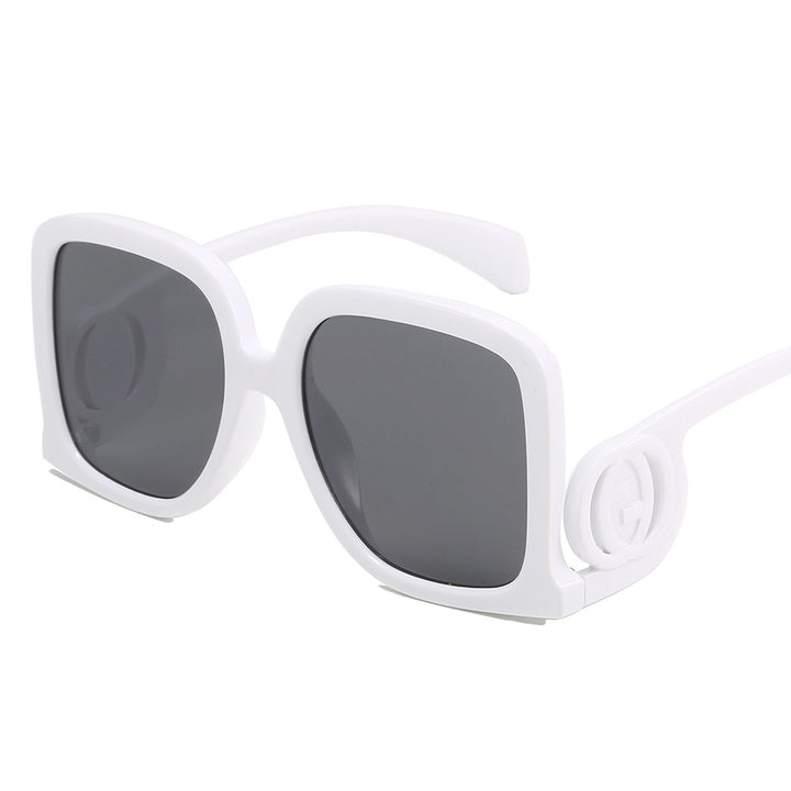 Dame solbrille i elegant kvadrat-design Skanto