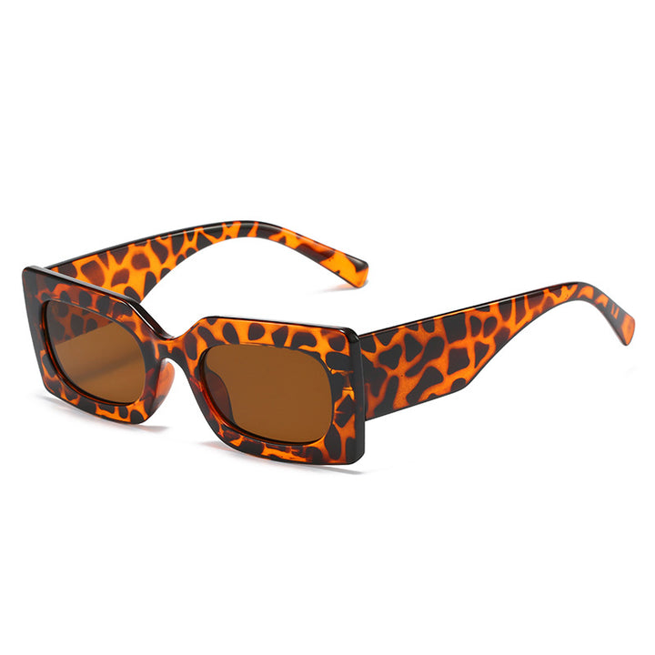Dame modische solbrille i kantet design Skanto