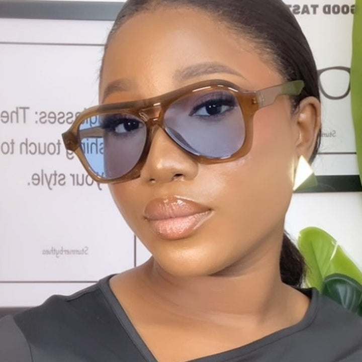 Dame moterik solbrille i innovativ design med bred ramme Skanto