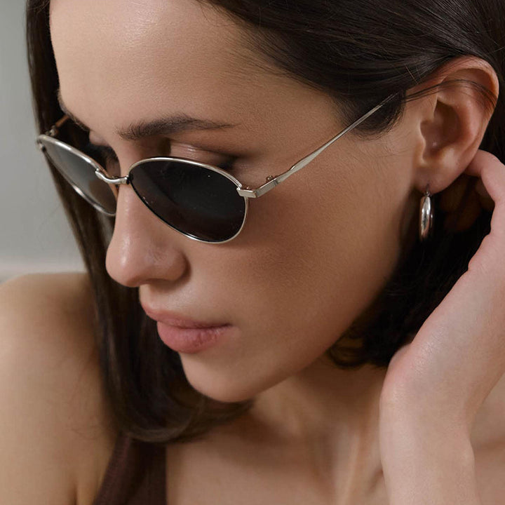 Dame fashionable solbriller i elegant oval design Skanto