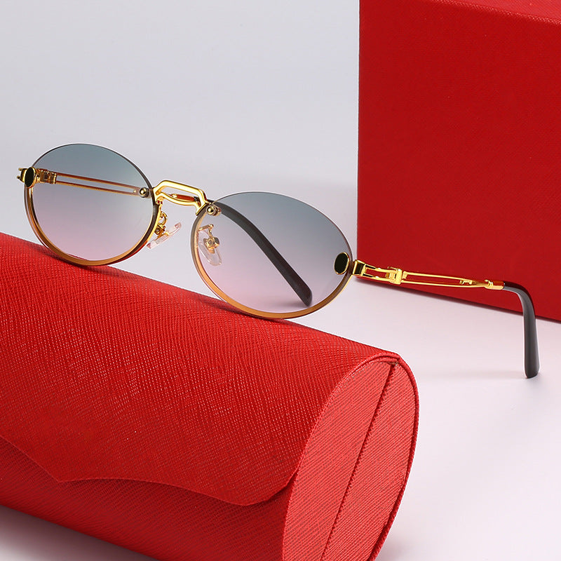Dame moteriktig solbrille med filigran metallramme og stilleggende design Skanto