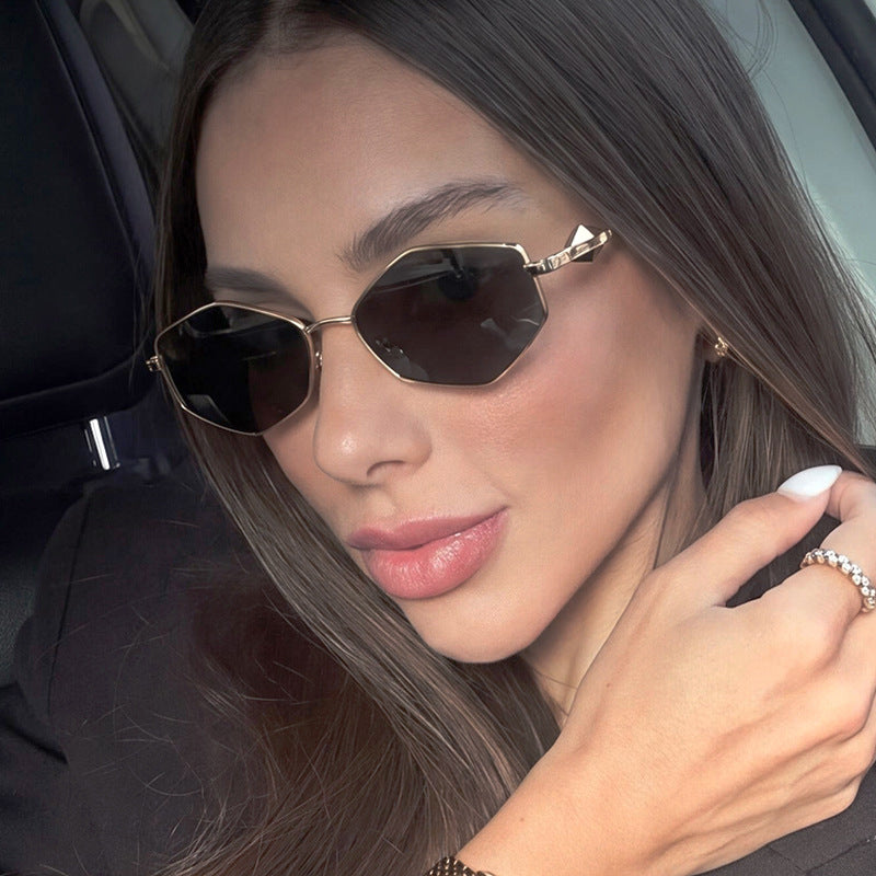 Dame geometrisk solbrille med beskyttende UV-filter og high-end metallramme Skanto
