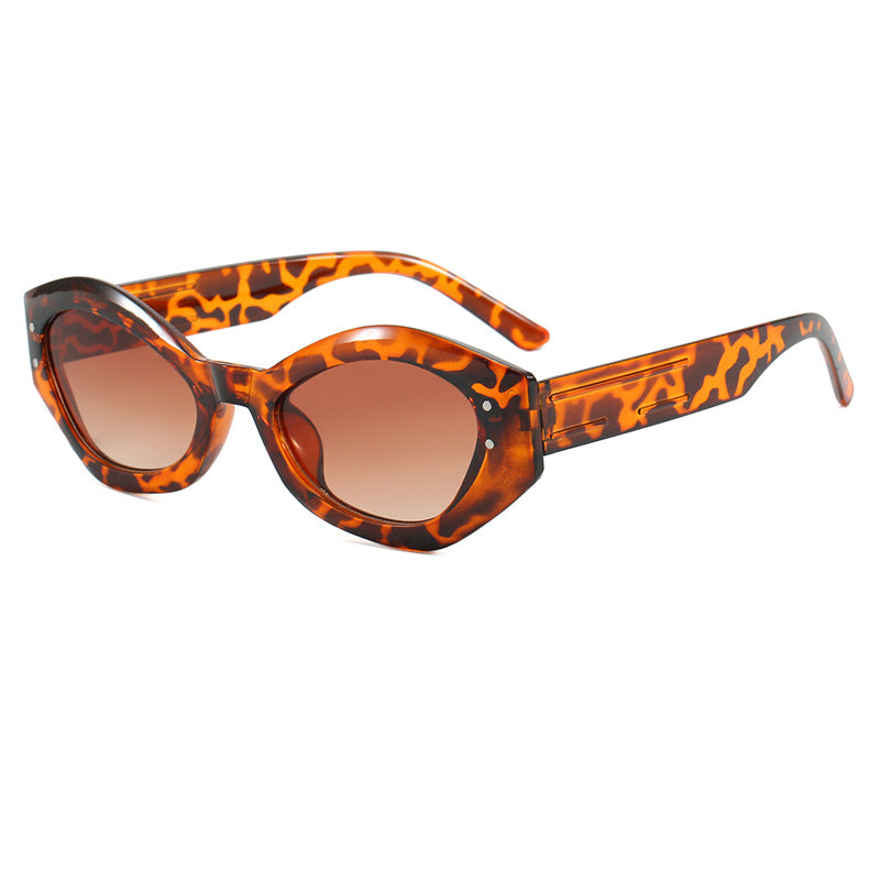 Dame Cat-Eye solbriller med moderne design og bred ramme Skanto
