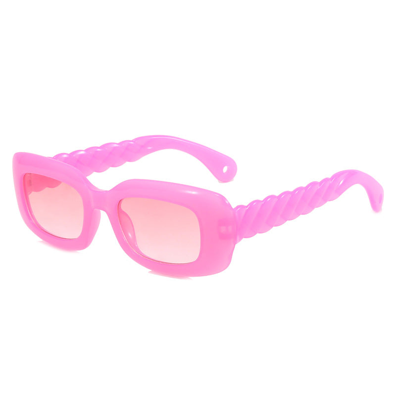 Dame moteriktig firkantet solbrille med unikt vridd stangdesign Skanto