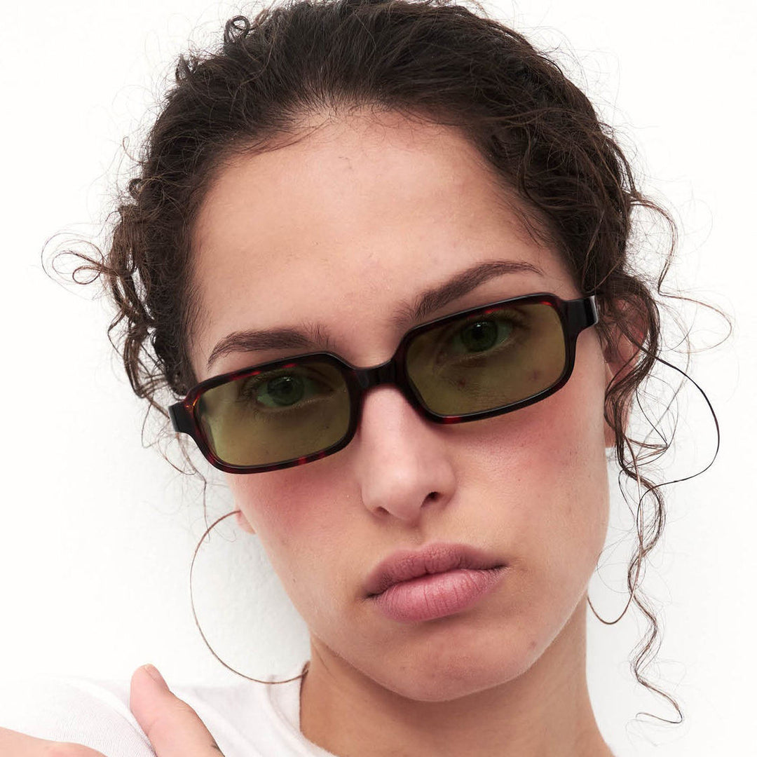 Dame solbrille i moderne, kantete design med høyt utviklede UV-beskyttelseslinser Skanto